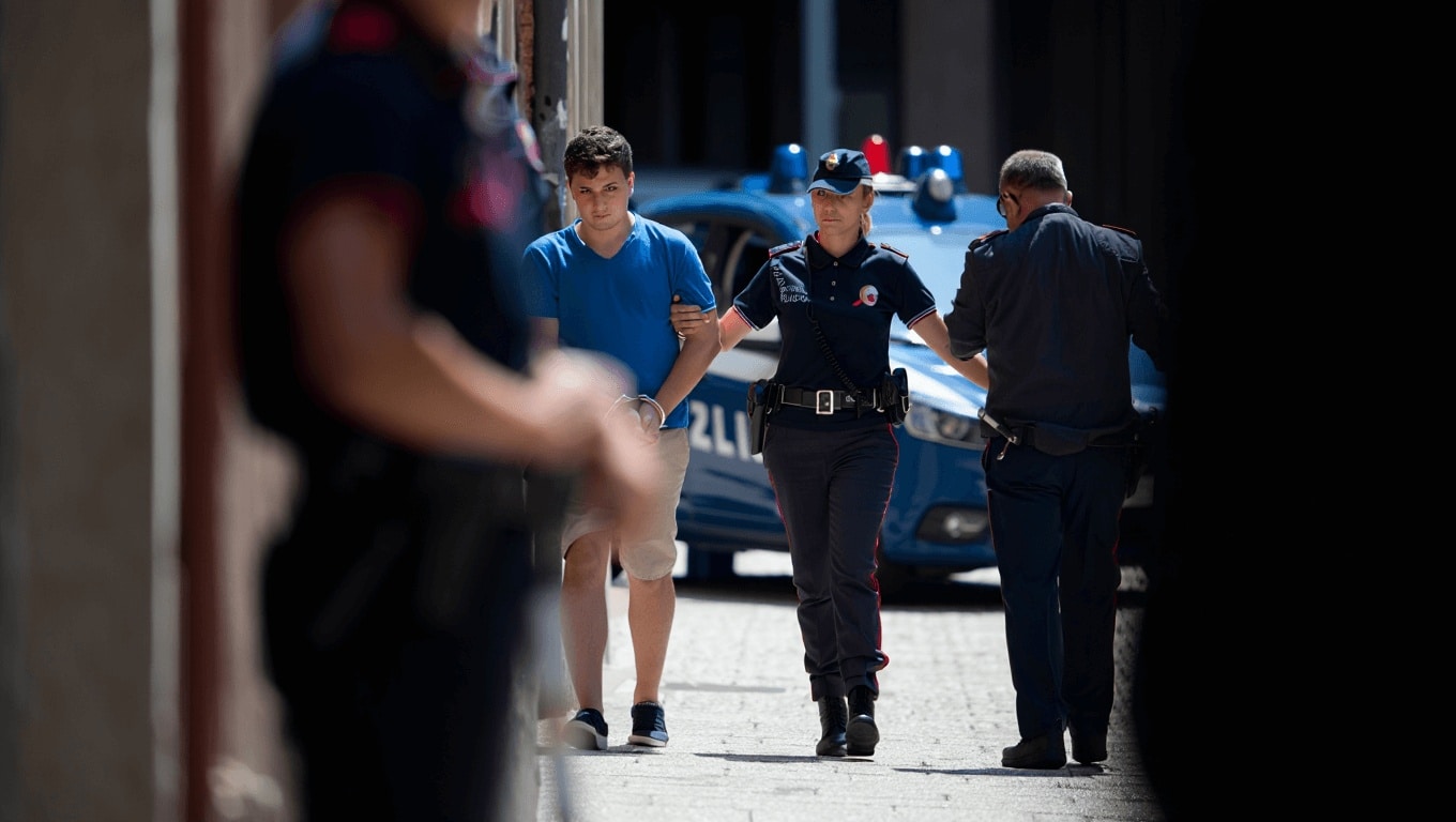 Una foto delle tre suore esposta durante una commemorazione, l