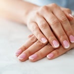 I due colori tendenza 2026 per la french manicure