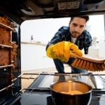 Nettoyer un four n’a jamais été aussi simple : 7 solutions écologiques qui font vraiment des miracles