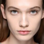 La tendenza make-up che sfuma i contorni del viso, per un trucco etereo