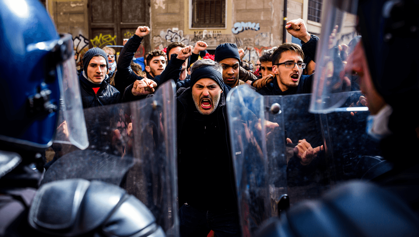 Al corteo del primo maggio di Torino ci sono stati scontri tra manifestanti e forze dell’ordine davanti all’Askatasuna