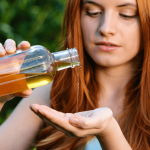 Aceto di mele sui capelli: come usarlo