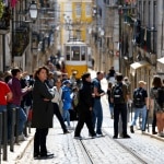 La prima anti-guida dell’overtourism: così Lisbona perde incanto