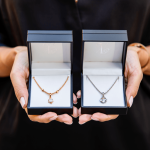 Cómo saber si te quedan mejor los accesorios en dorado o plateado