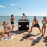 Rimini scopre il soft clubbing, discoteca sul mare all’ora della colazione: caffè, brioche e musica in spiaggia, la tendenza dell'estate