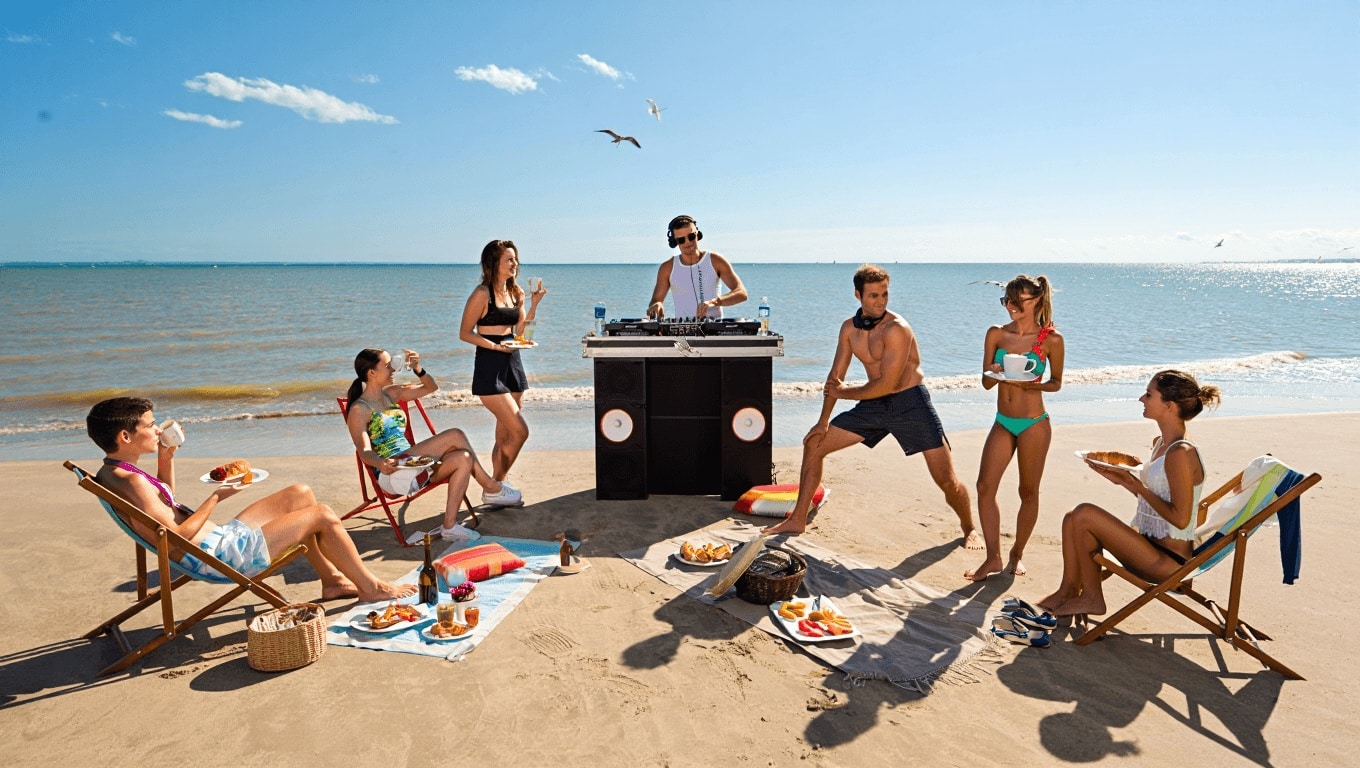 Rimini scopre il soft clubbing, discoteca sul mare all’ora della colazione: caffè, brioche e musica in spiaggia, la tendenza dell'estate