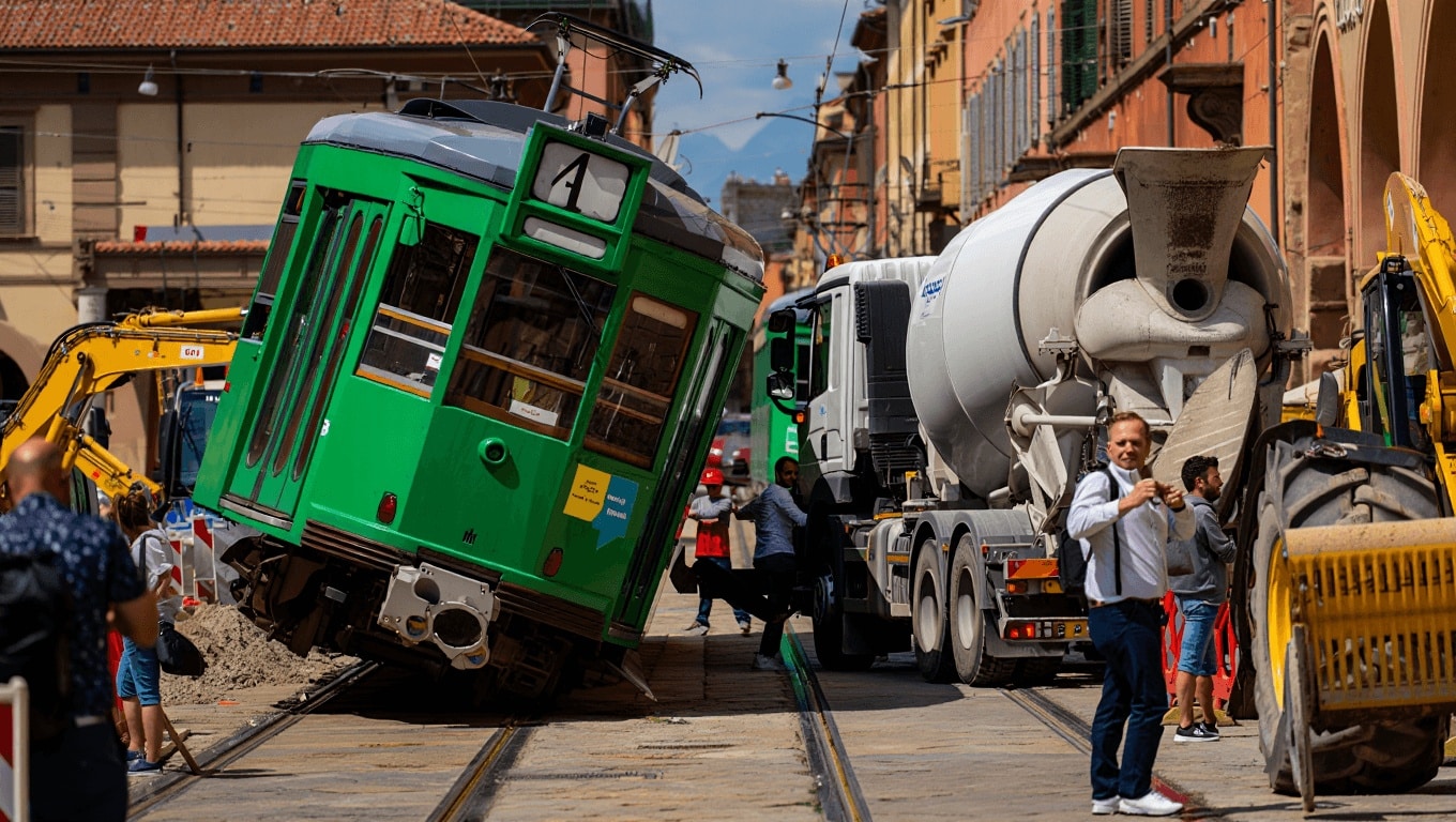 Tram, linea verde a rilento fra disagi e costi extra: viaggio tra i cantieri a Corticella
