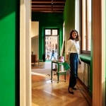 Trucchi eclettici (e tanto verde) per stemperare il classico parquet e le travi in legno