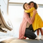 Bambini in aereo, stop ai supplementi per sedersi vicino ai genitori a partire dal 2027