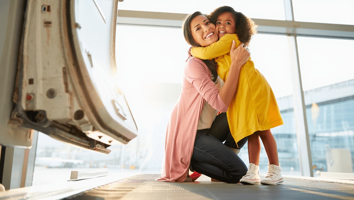 Bambini in aereo, stop ai supplementi per sedersi vicino ai genitori a partire dal 2027