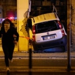 Fiat Panda come ariete contro la farmacia comunale, in fuga due donne incappucciate