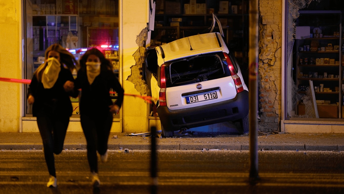 Fiat Panda come ariete contro la farmacia comunale, in fuga due donne incappucciate
