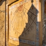 Dove il tempo segue ancora il sole: viaggio tra le meridiane segrete di Pessinetto