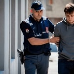 Era ai domiciliari, ma continuava a spacciare: in casa aveva un chilo di droga