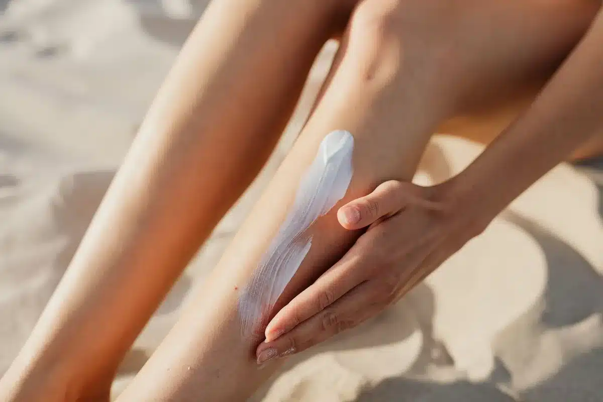 Applicazione di protezione solare sul viso