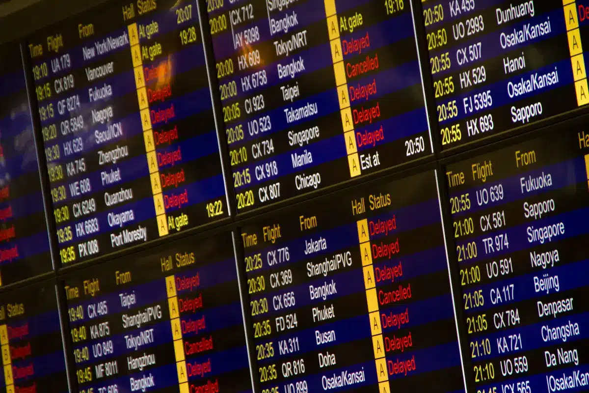 Passeggeri in attesa di informazioni su voli cancellati presso uno scalo aeroportuale