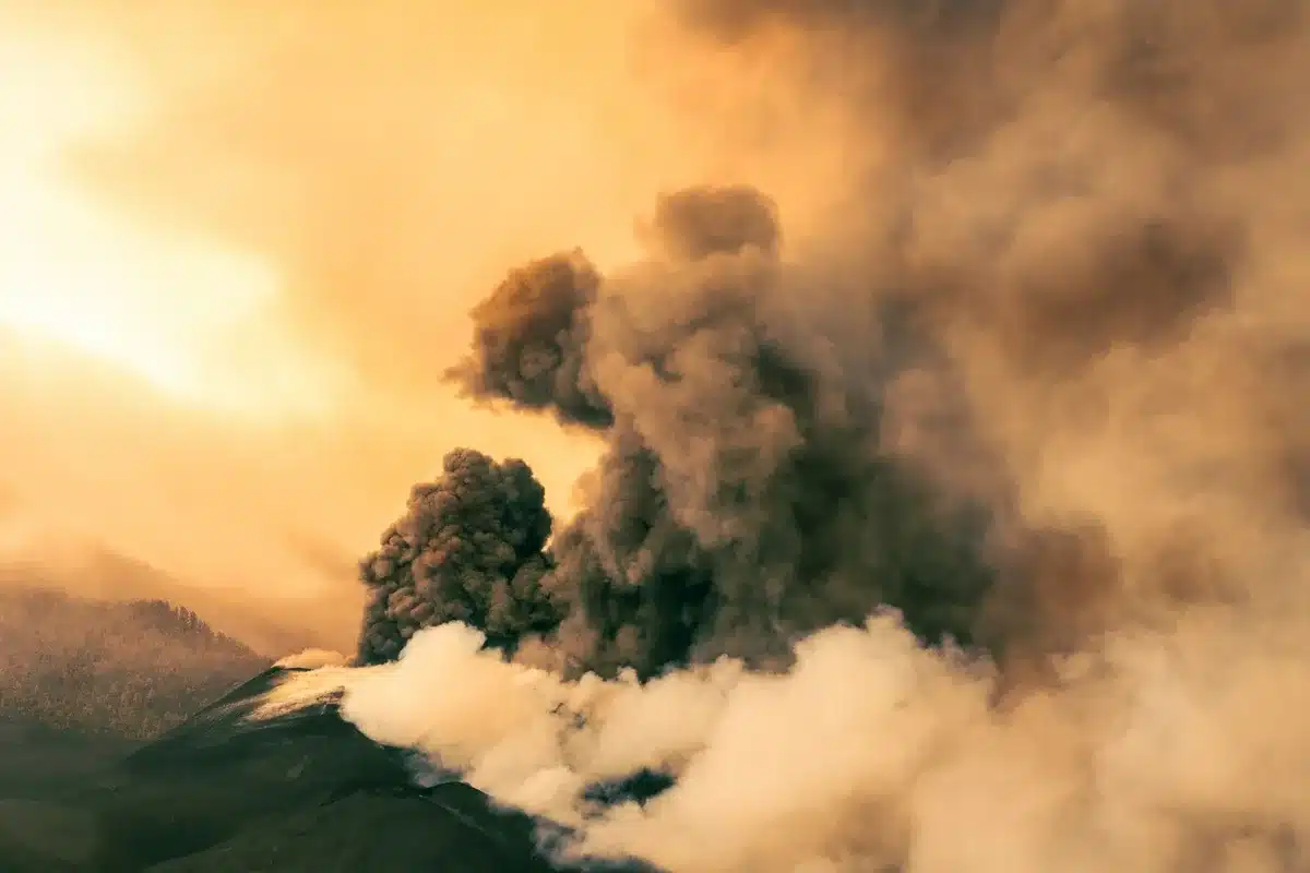 Particelle di cenere vulcanica disperse in atmosfera