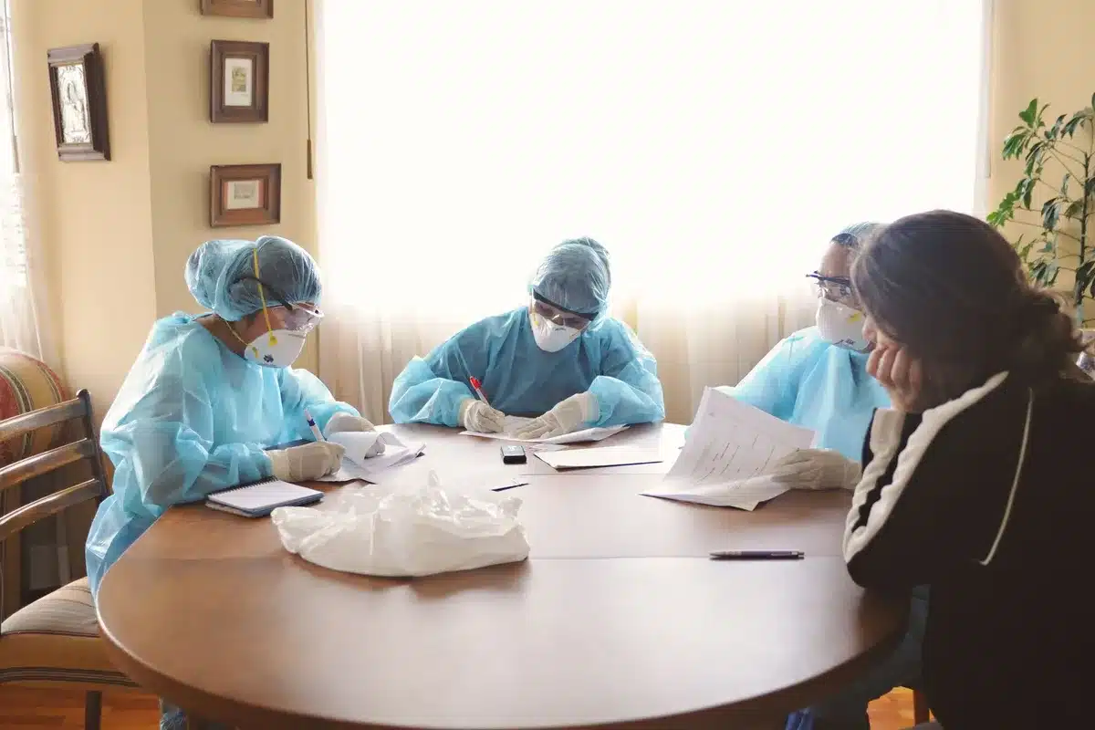 Professionisti sanitari in discussione durante una conferenza medica