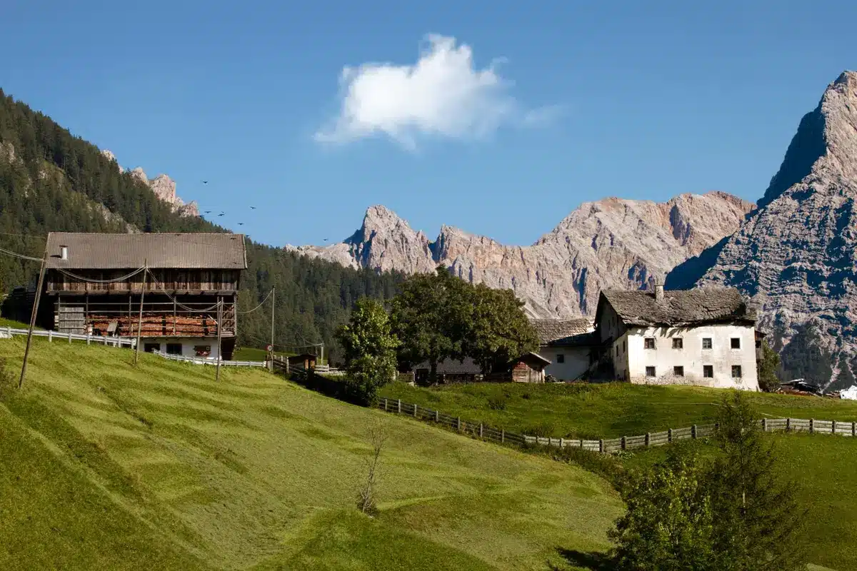 Interno di un maso tradizionale con arredi rustici e atmosfera autentica