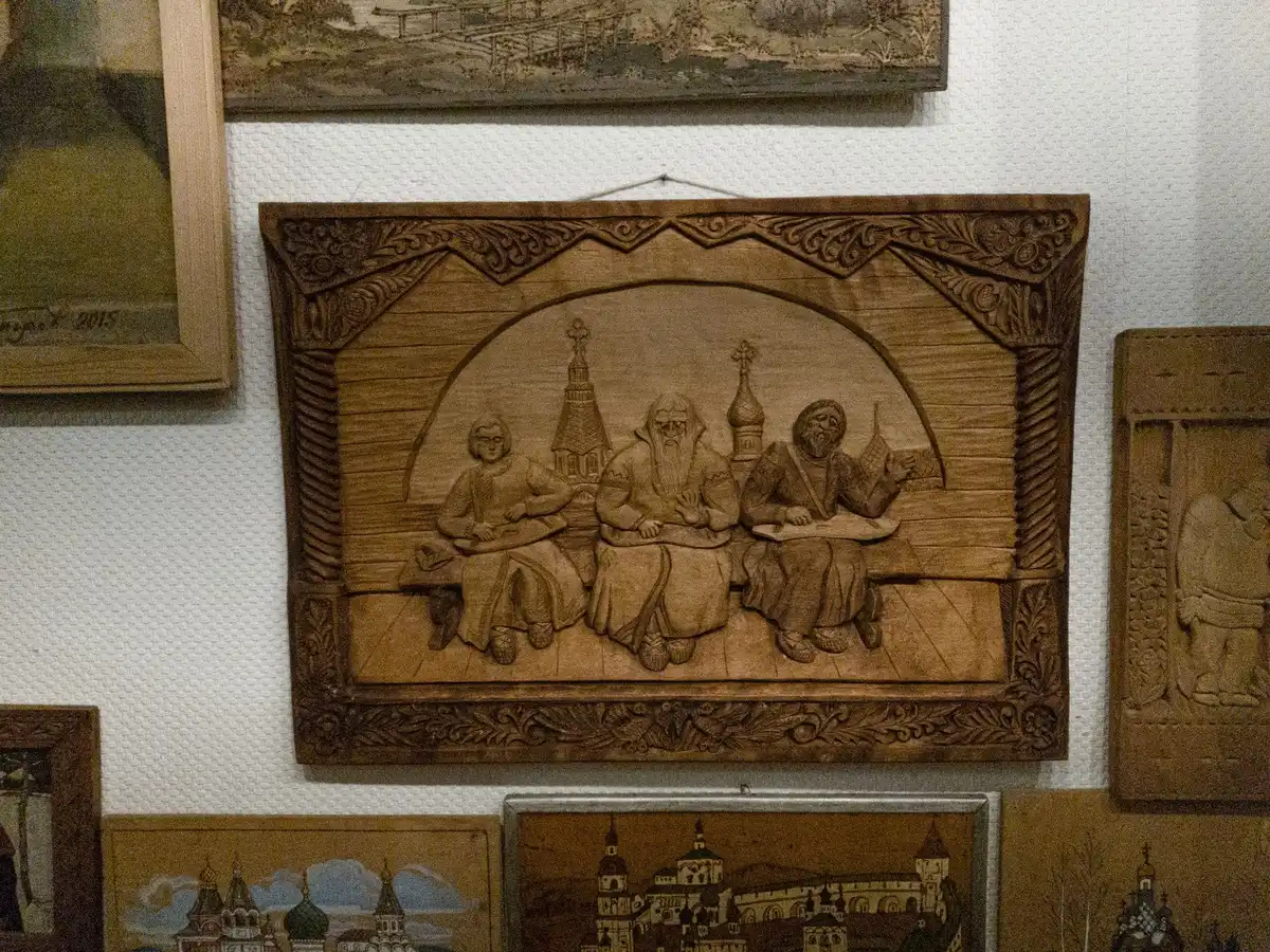 Oggetti storici e attrezzi artigianali esposti in un museo locale