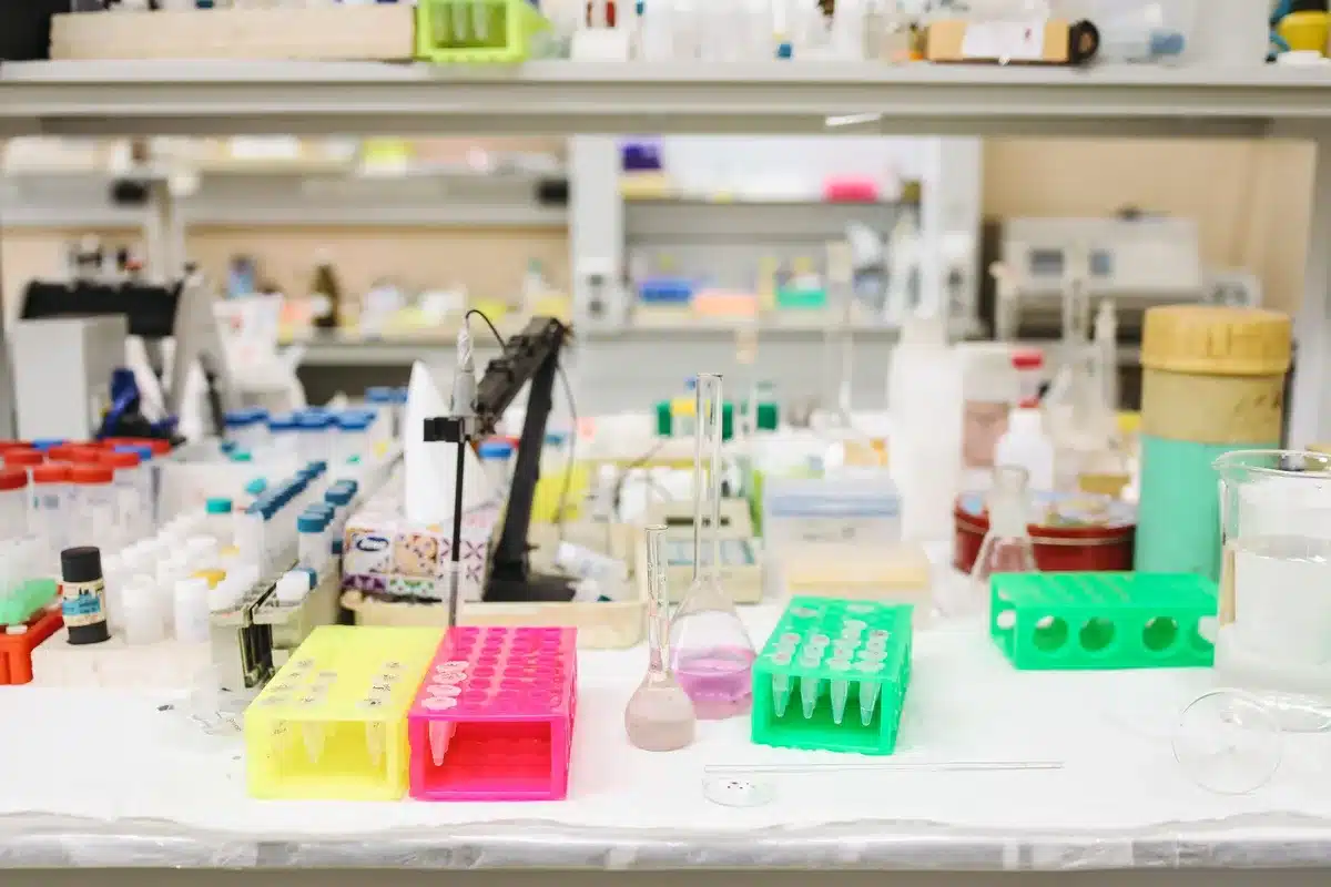 Analisi di laboratorio con campioni e strumenti di misurazione su un banco di lavoro.