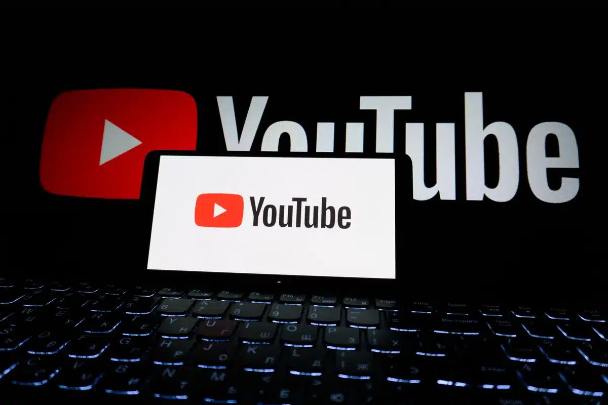 Interfaccia di una piattaforma streaming con film in riproduzione su schermo