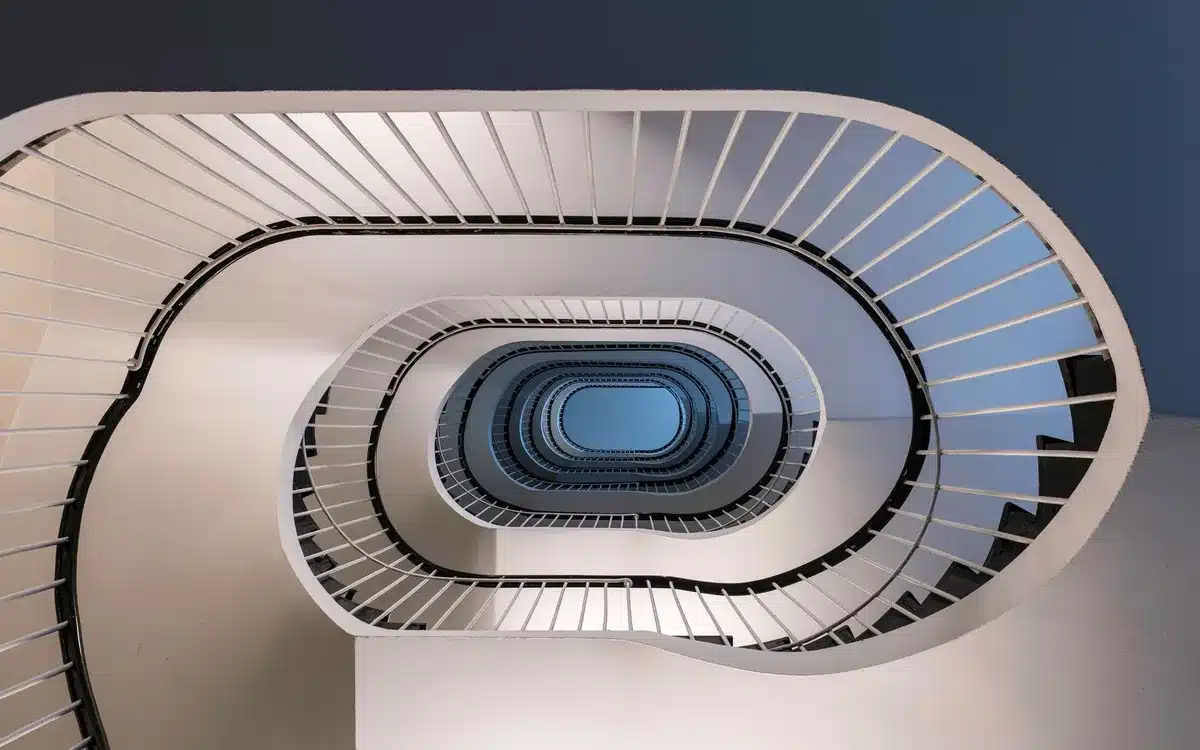 Scala a chiocciola elegante in mansarda con design moderno minimalista