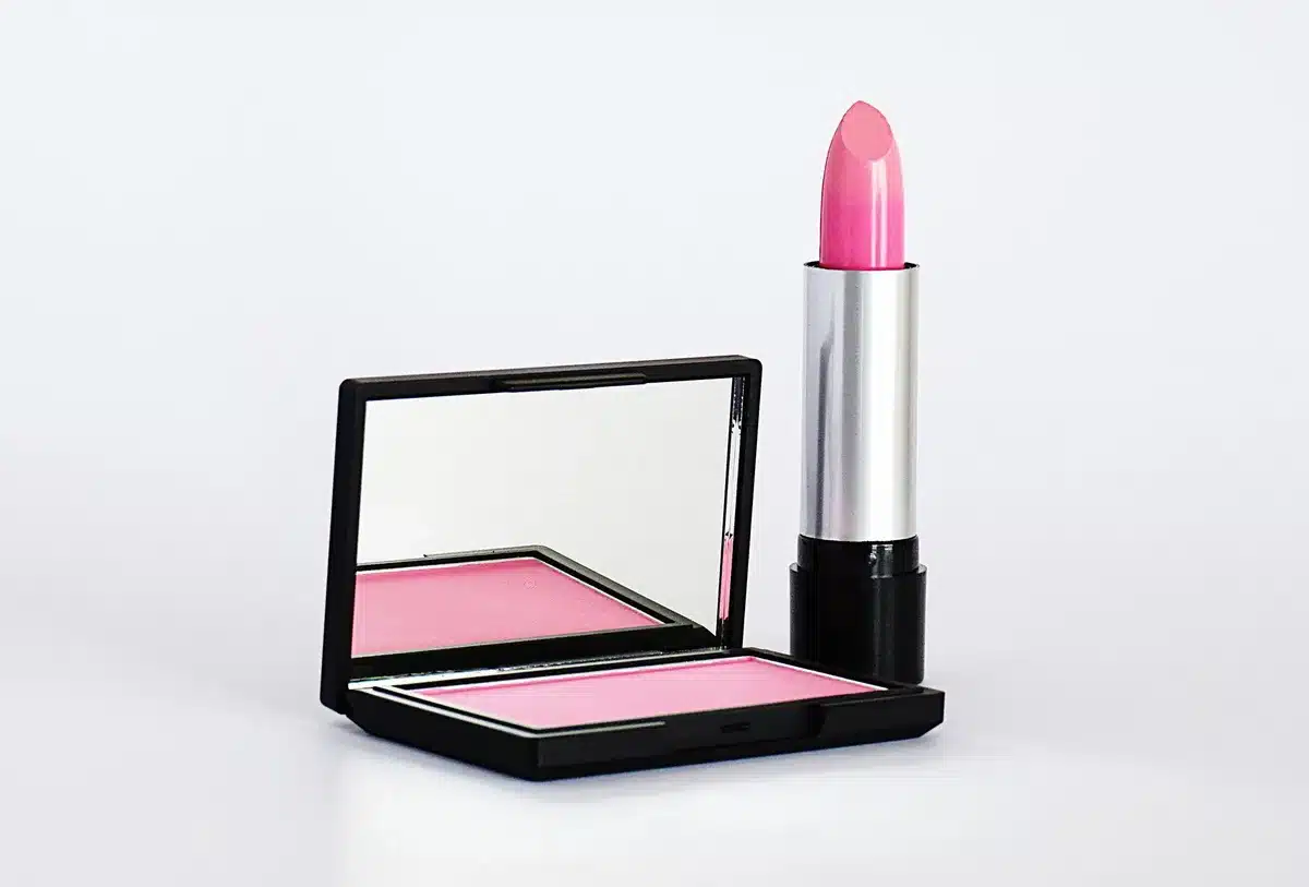 Stick blush compatto tascabile riposto in una borsa per trucco minimalista