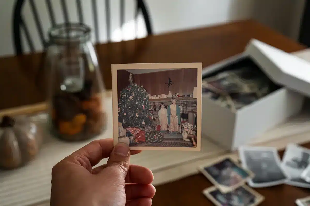 Documenti e fotografie d'archivio su un tavolo durante un progetto di recupero della memoria locale.