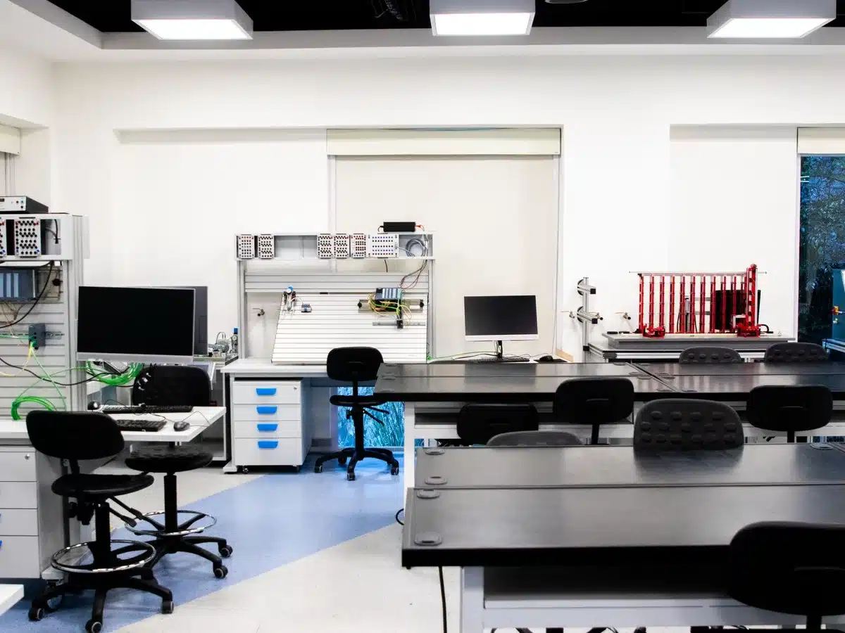 Campus universitario con laboratori e strutture di ricerca tecnologica