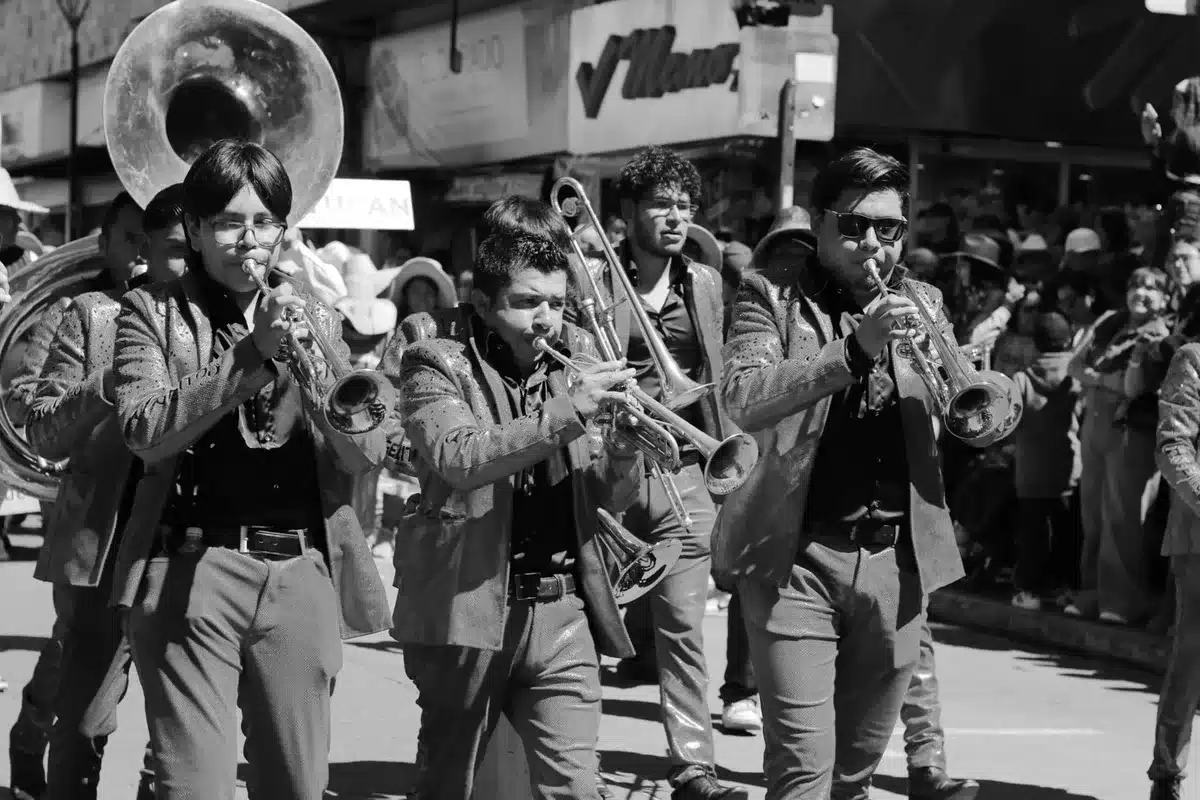 Festa di strada con processione, musica e celebrazione comunitaria