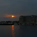 Vista del porto di Boston con barche a vela e isole storiche sullo sfondo