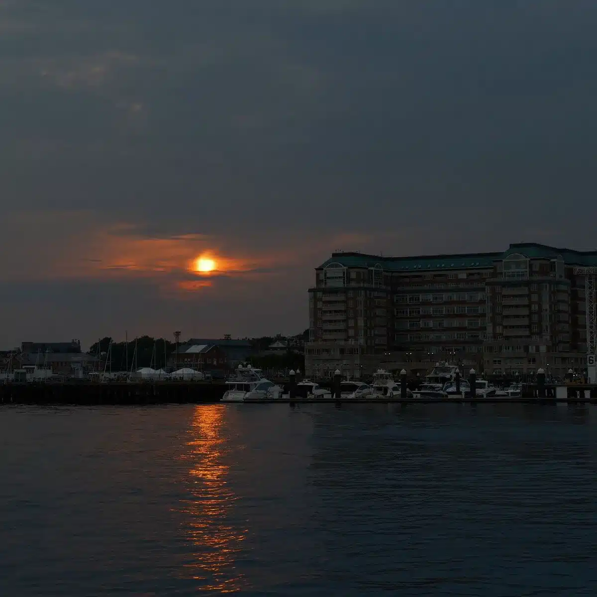 Vista del porto di Boston con barche a vela e isole storiche sullo sfondo