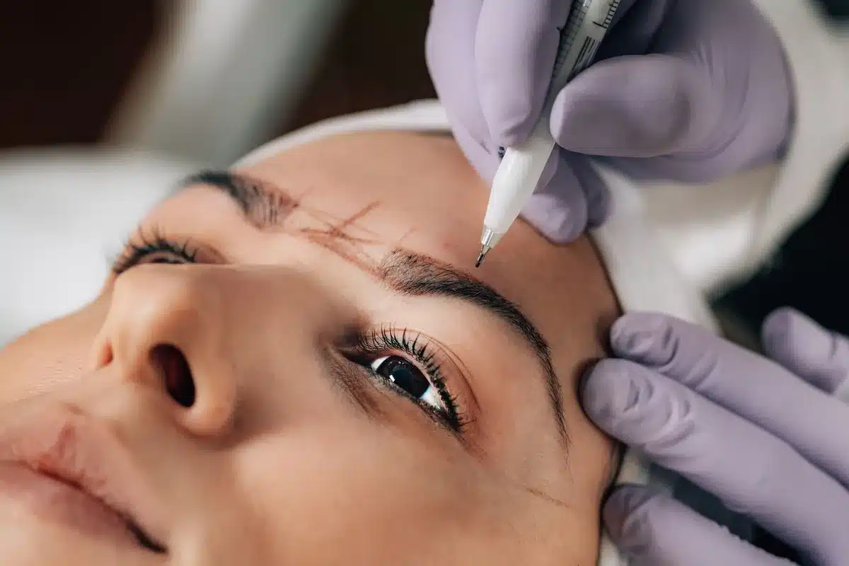 Procedura di microblading per il trucco semipermanente delle sopracciglia