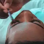 Primo piano di sopracciglia curate e sollevate in una clinica estetica con illuminazione naturale