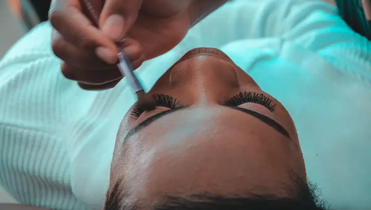 Primo piano di sopracciglia curate e sollevate in una clinica estetica con illuminazione naturale