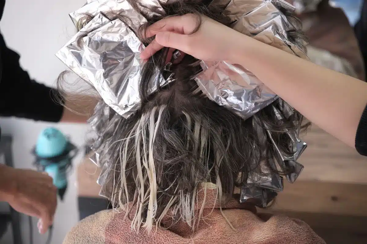 Esempio di tecnica balayage su capelli fini con transizioni morbide in tonalità caramello e miele