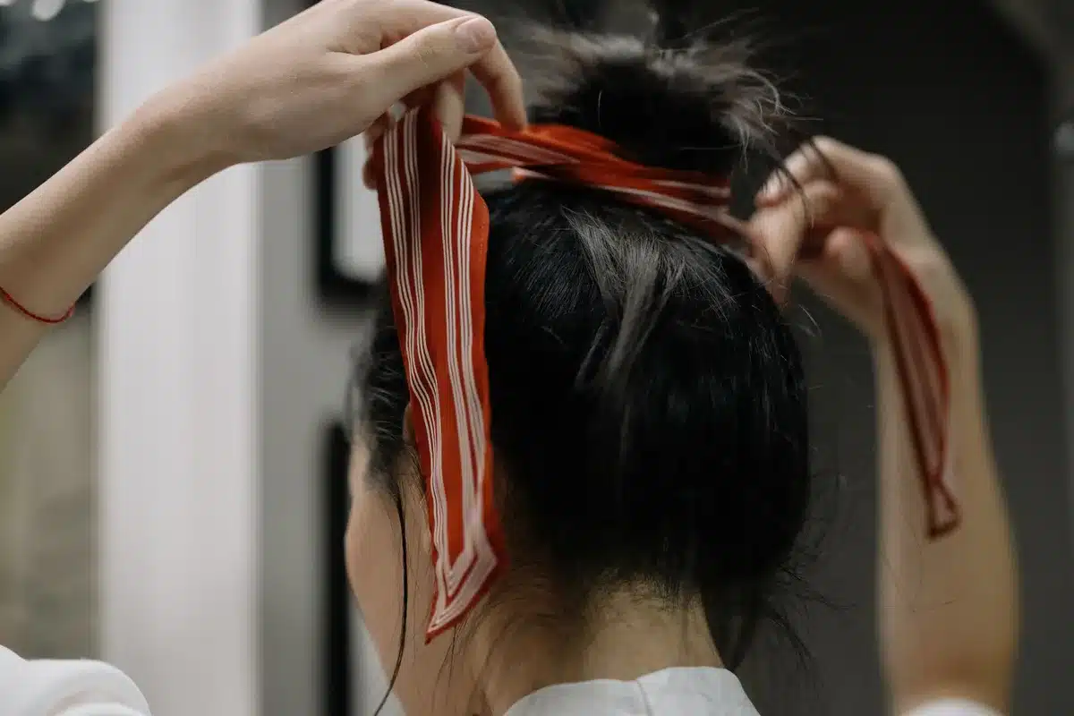 Capelli divisi in sezioni e avvolti con fasce elastiche per asciugatura naturale