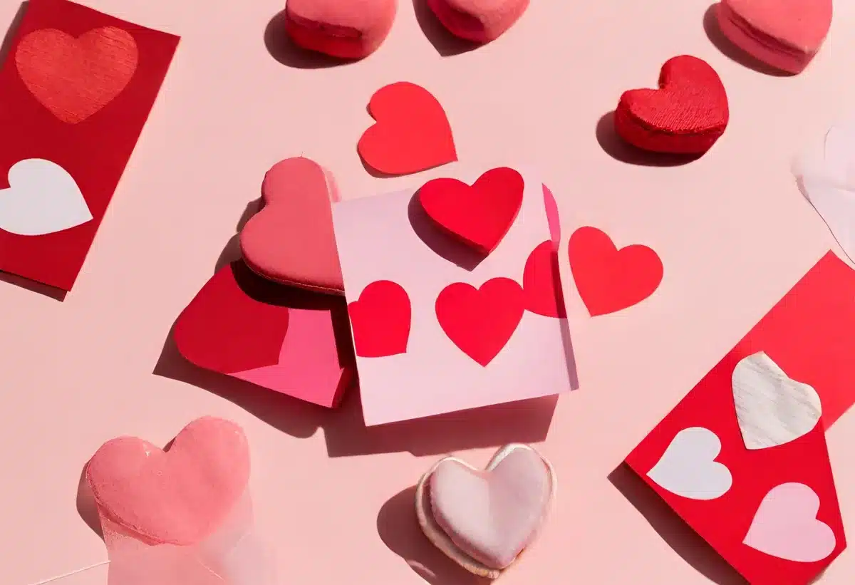Cartolina fatta a mano con cuori colorati e decorazioni romantiche