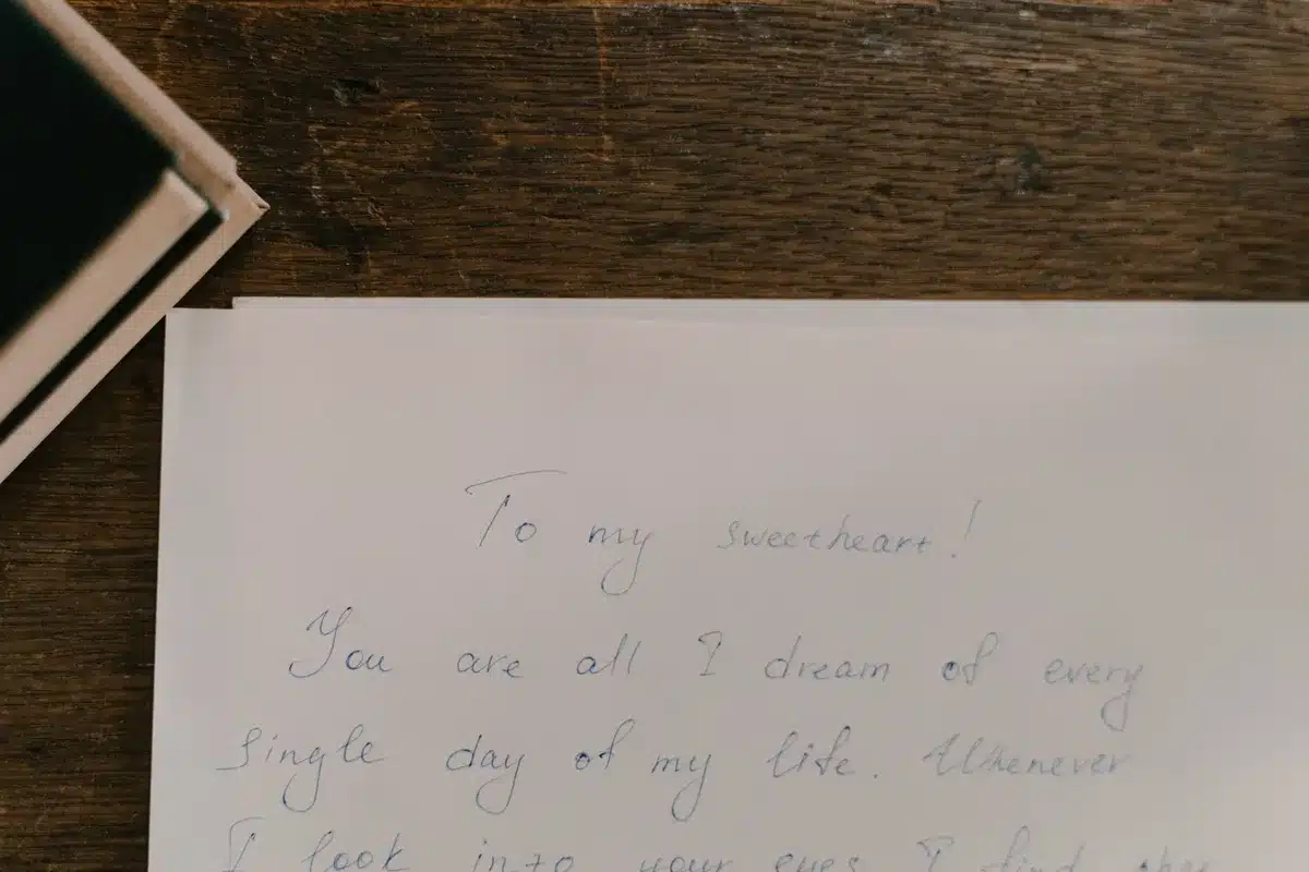 Lettera d'amore vintage con calligrafia romantica e elementi decorativi