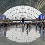 Passeggeri in attesa all'interno di un terminal aeroportuale affollato durante una sospensione dei voli