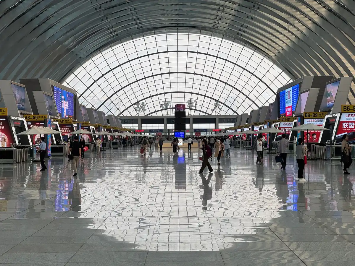 Passeggeri in attesa all'interno di un terminal aeroportuale affollato durante una sospensione dei voli