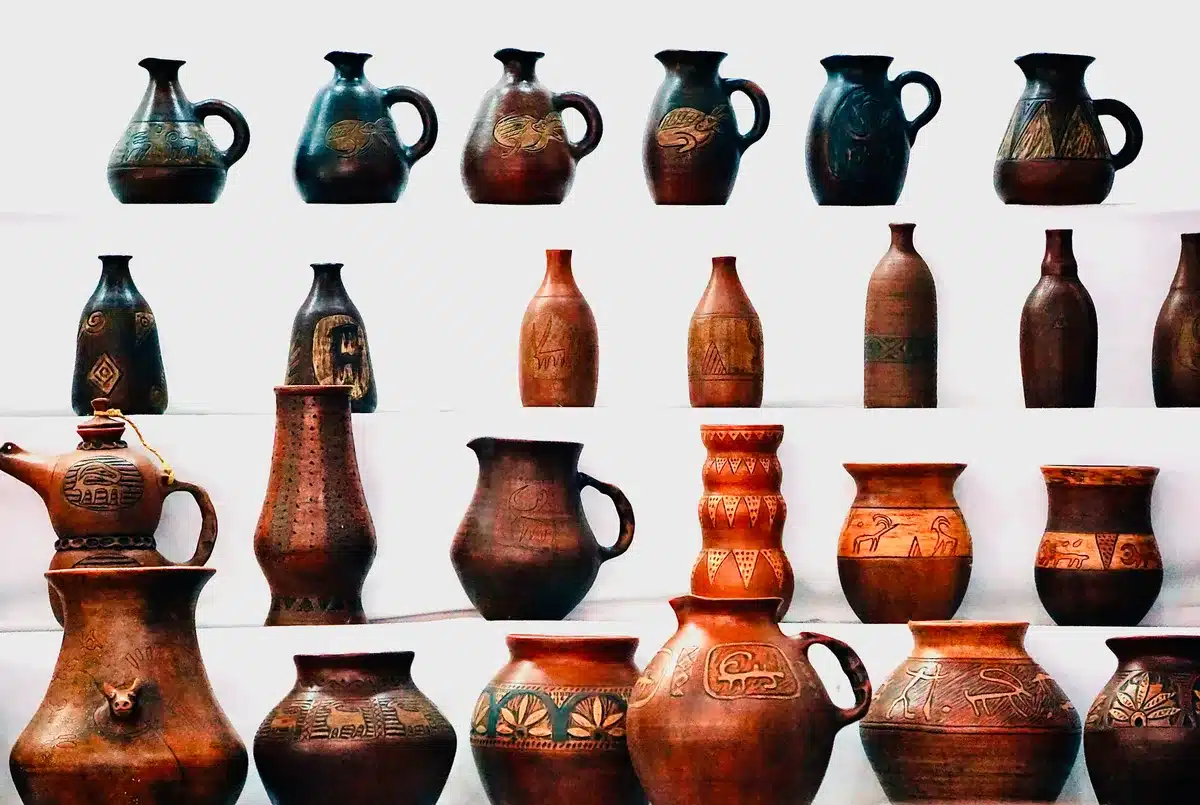 Collezione di ceramiche storiche e stufe tradizionali esposte in un museo