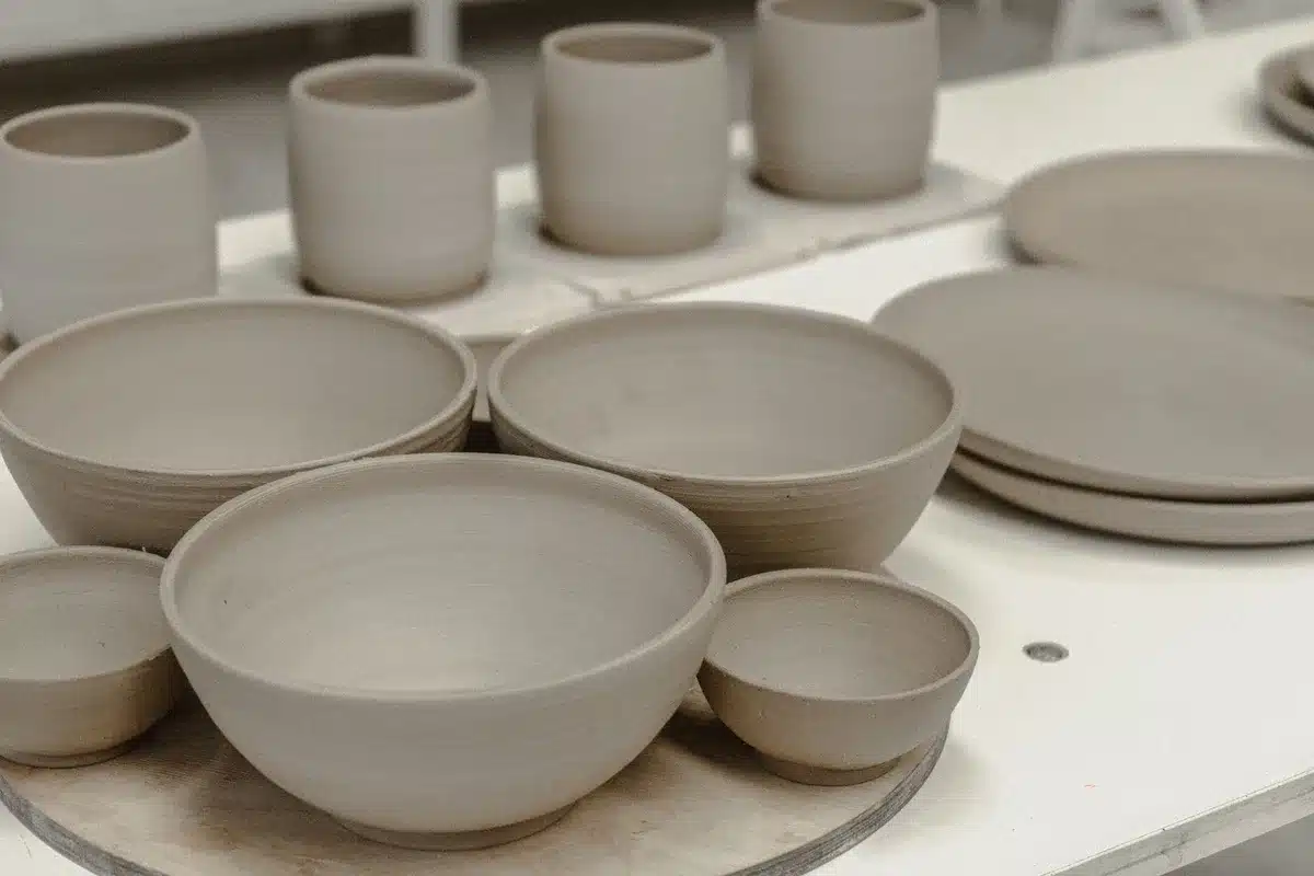Laboratorio artigianale contemporaneo con ceramiche e strumenti di lavorazione