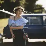 Donna che raccoglie i capelli in uno chignon durante una giornata calda d'estate