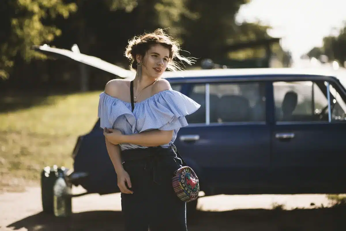 Donna che raccoglie i capelli in uno chignon durante una giornata calda d'estate