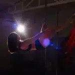 Circo con tenda illuminata e acrobati in performance notturna