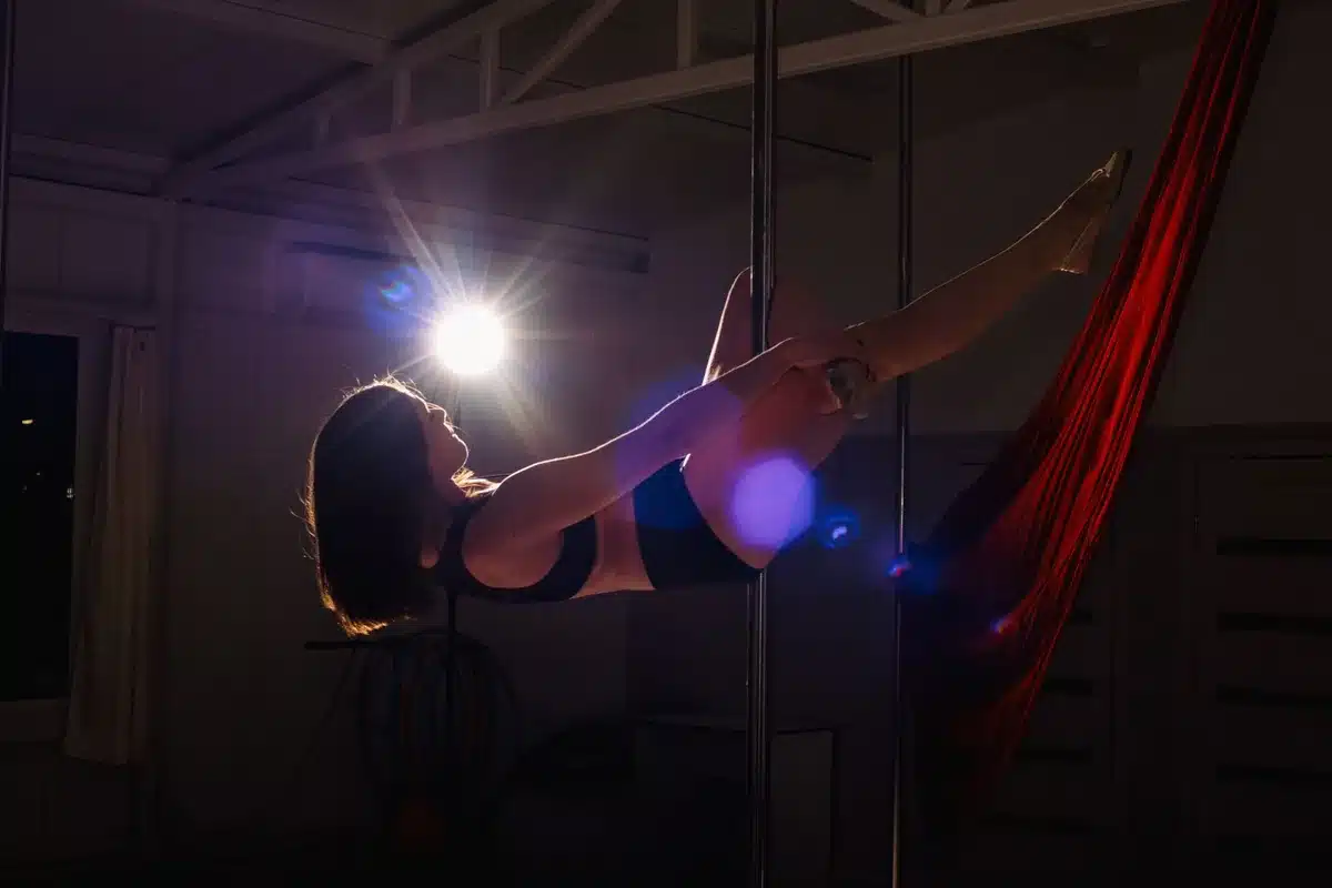 Circo con tenda illuminata e acrobati in performance notturna