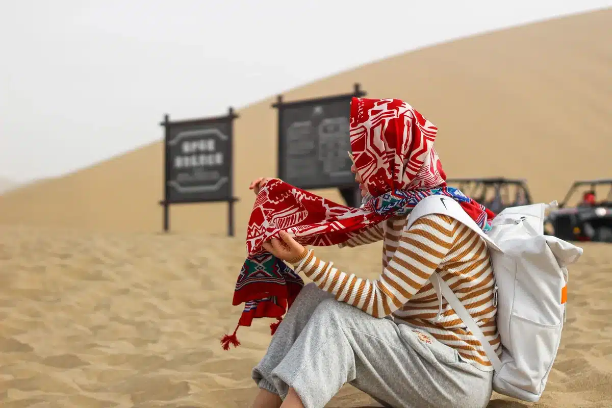 Diverse opzioni di protezione del cuoio capelluto: cappello a tesa larga, spray SPF, foulard e bandane
