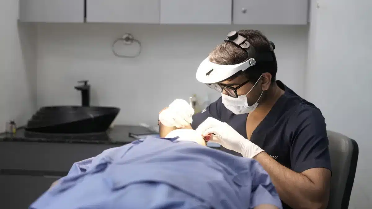 Controllo dermatologico del cuoio capelluto per verificare arrossamenti, desquamazioni o lesioni sospette